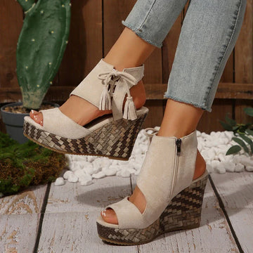 Evelin | Sandali con Zeppa con Lacci e Pompon – Eleganza e Comfort